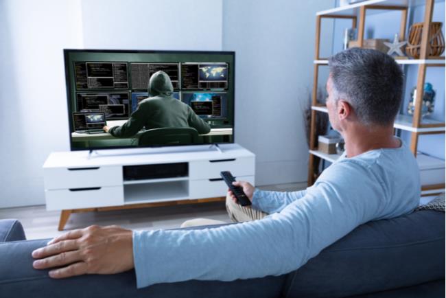גבר בגיל 50 צופה בטלוויזיה, דבר שעלול להוביל לבעיות בבריאות המוח בגיל מבוגר